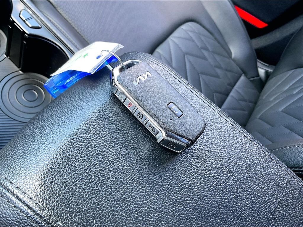 Used 2025 Wolf Gray Kia X-Line image 26