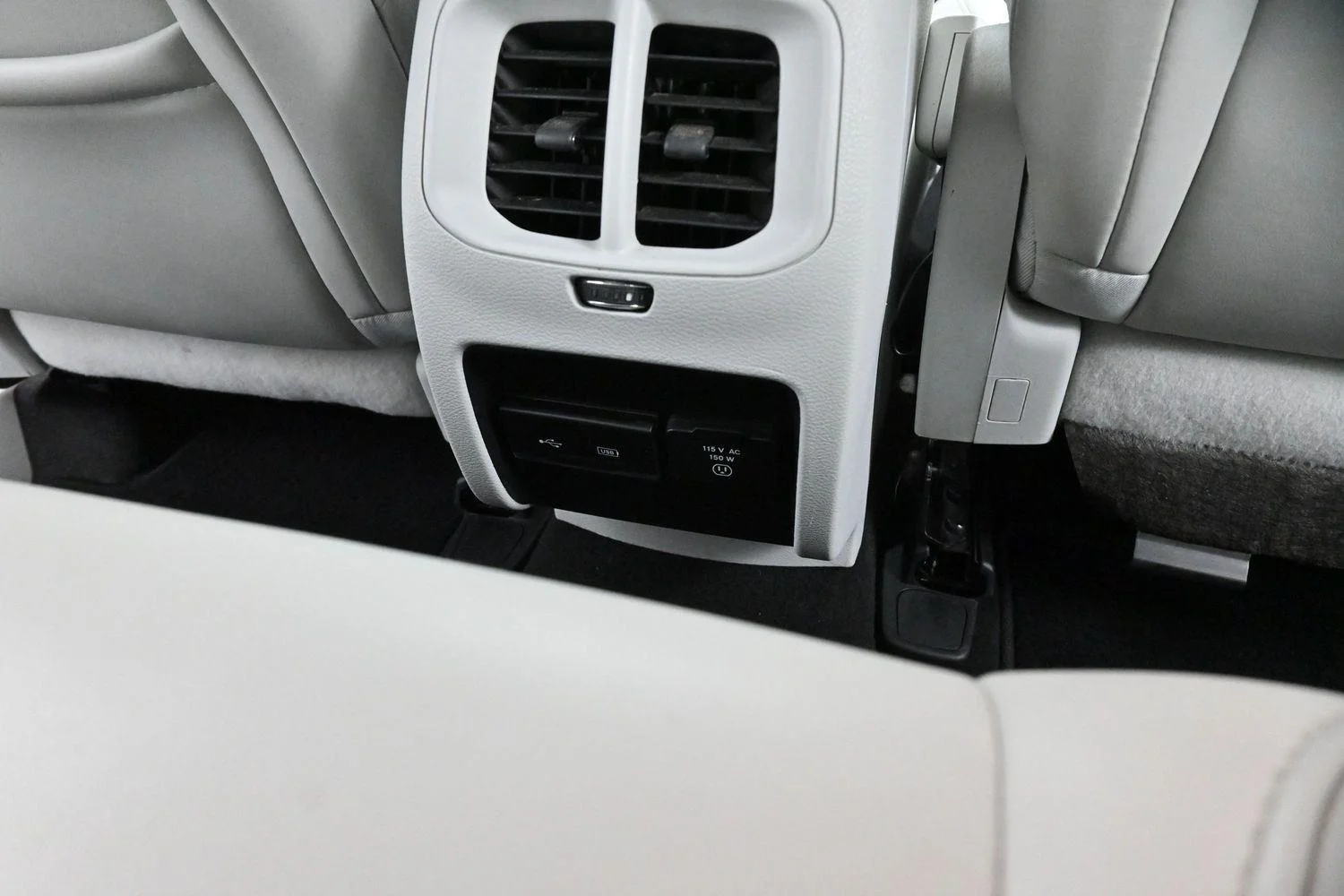 Used 2019 Bright White Clearcoat Jeep Limited image 27