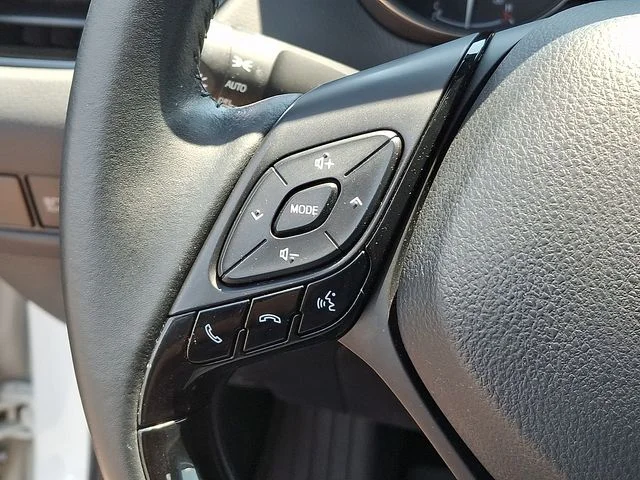 Used 2020 White Toyota XLE image 21