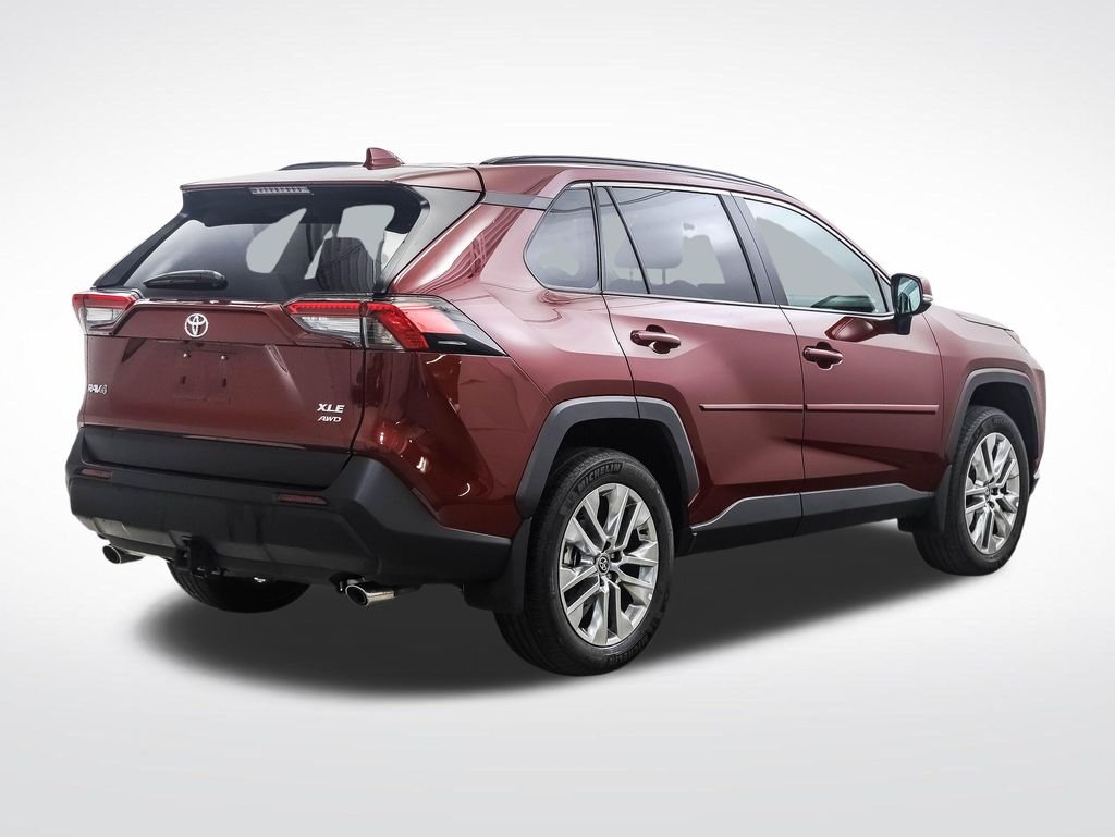Used 2025 Pearl Toyota XLE Premium image 5