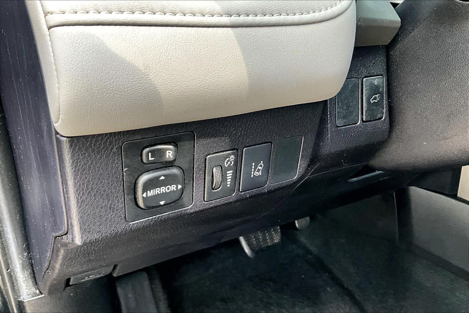 Used 2018 Black Toyota XLE image 34