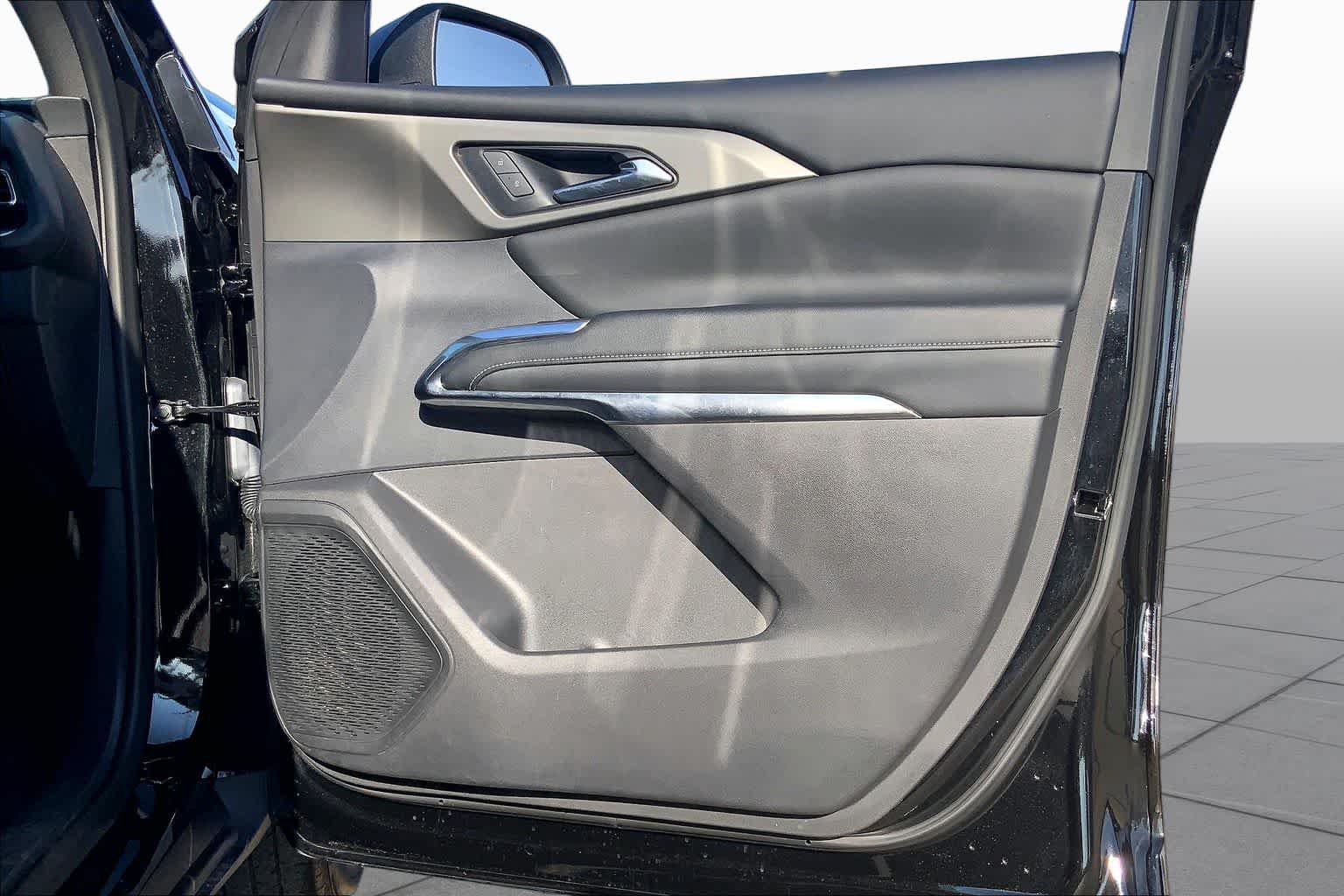 Used 2025 Mosaic Black Metallic Chevrolet FWD LT image 23