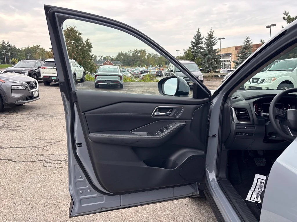 Used 2025 Gray Nissan Platinum image 17