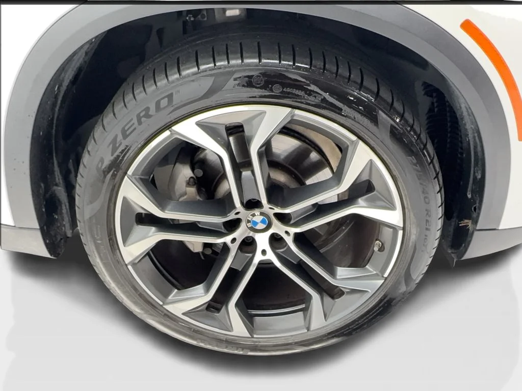 Used 2021 White BMW sDrive40i image 14