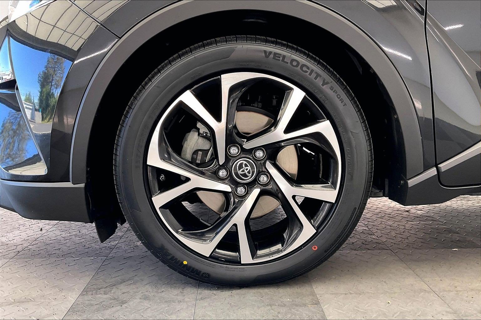 2019 Toyota C-HR XLE photo 6