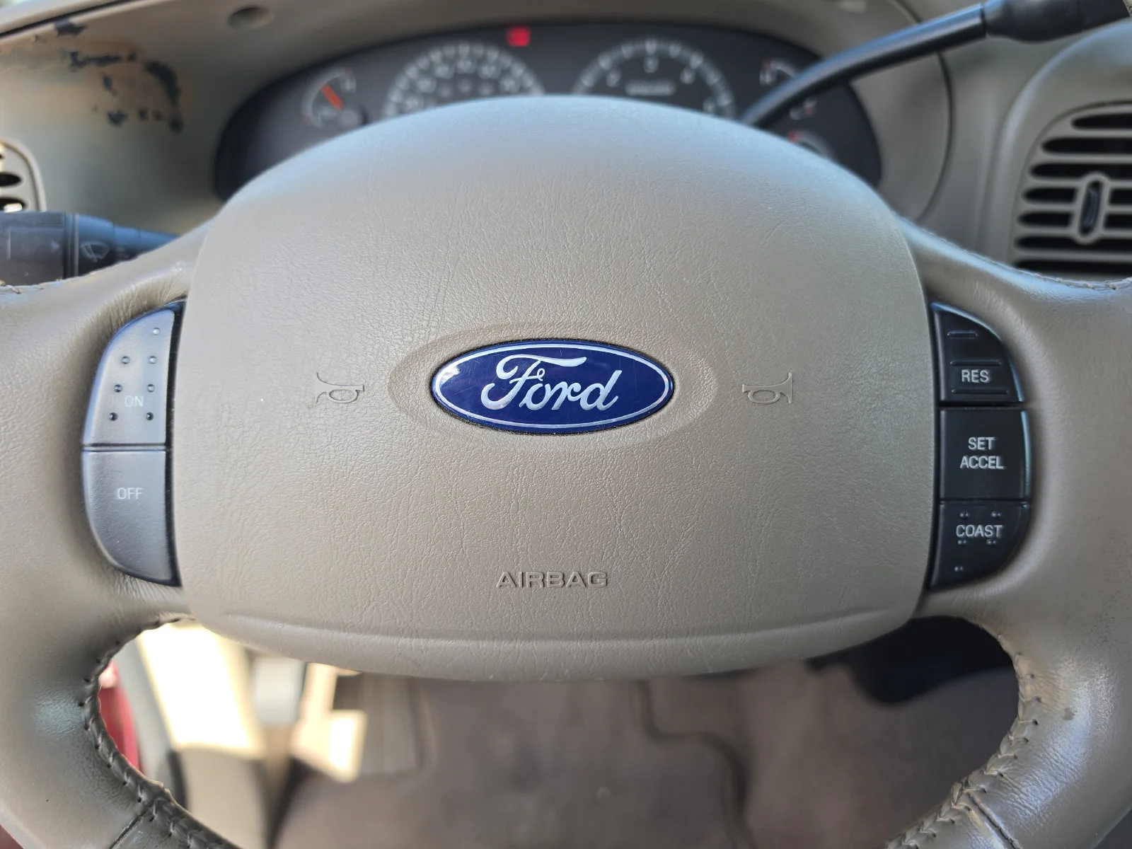 Used 2003 Red Ford  image 33