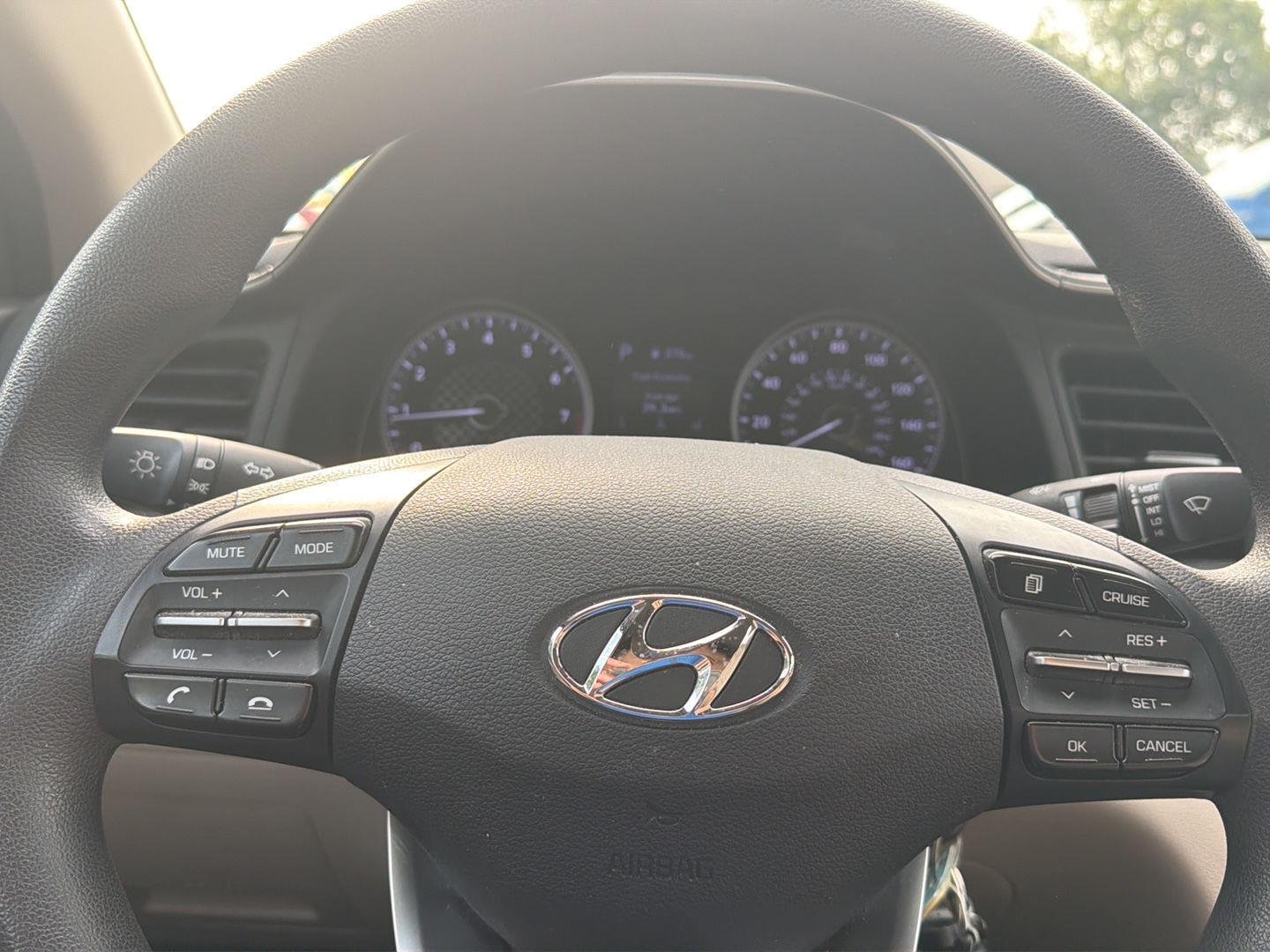 Used 2020 Quartz White Pearl Hyundai SE image 10