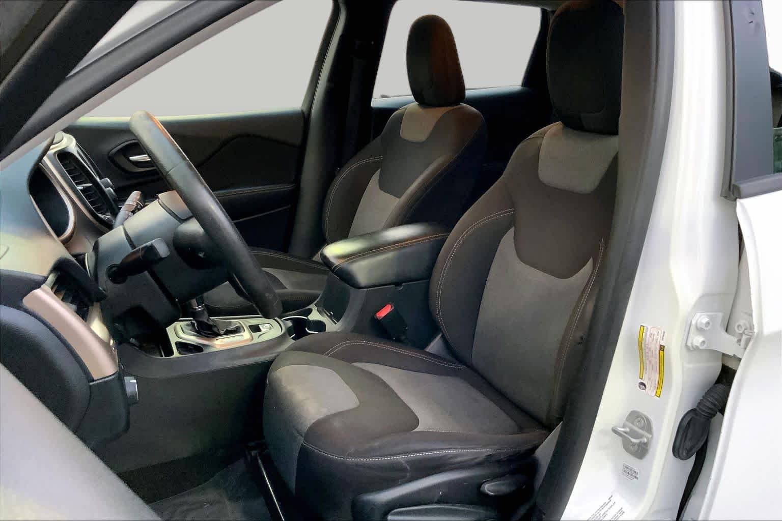 Used 2014 Bright White Clearcoat Jeep Sport image 8