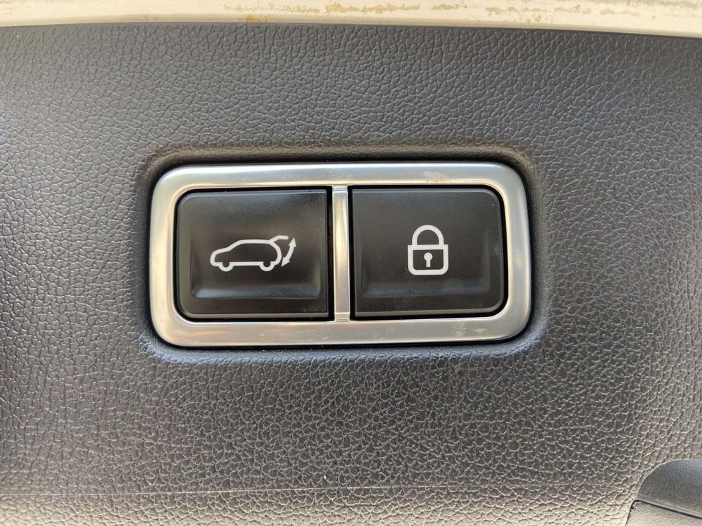 Used 2022 White Kia SX image 9