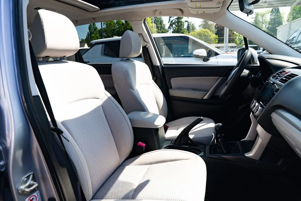 Used 2017 Silver Subaru 2.5i Premium image 26
