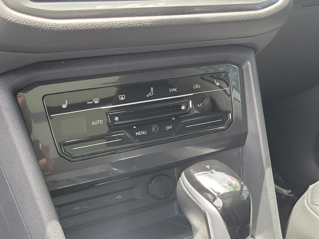 Certified Used 2024  Volkswagen 2.0T SE image 23