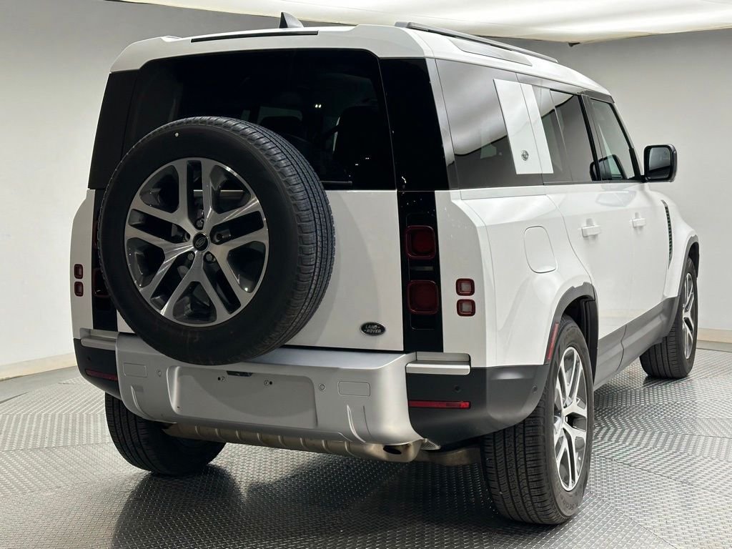 Used 2023 Fuji White Land Rover SE image 3