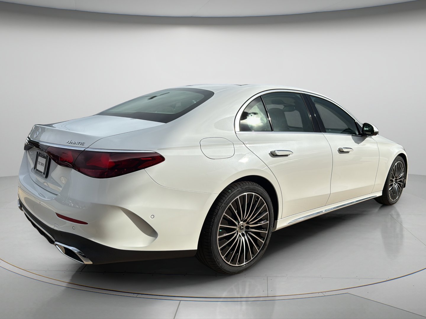 New 2027 MANUFAKTUR Moonlight White Metallic Mercedes-Benz E 450 image 5