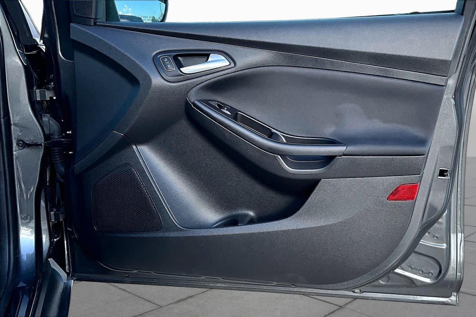 Used 2018 Magnetic Metallic Ford SE image 23
