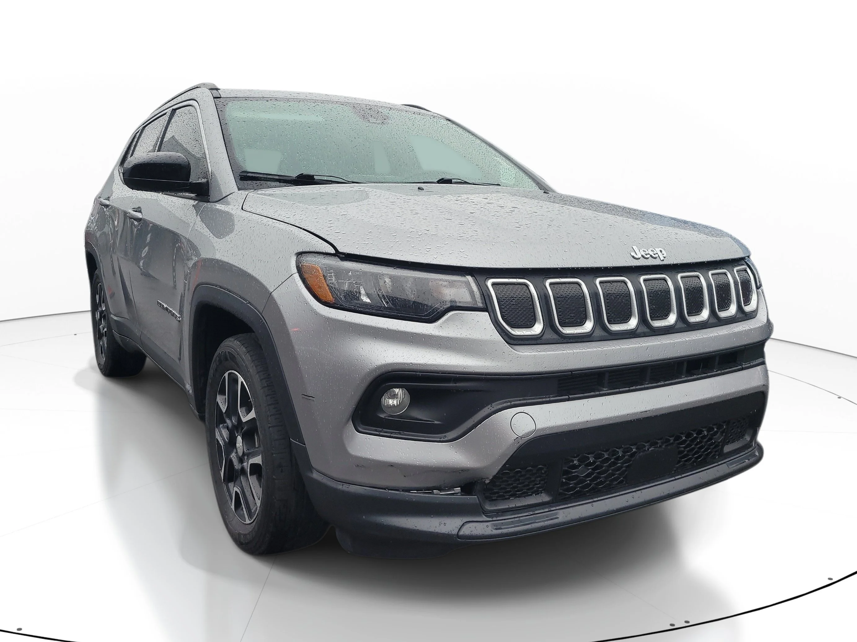 Used 2022 Billet Silver Metallic Clearcoat Jeep Latitude image 1