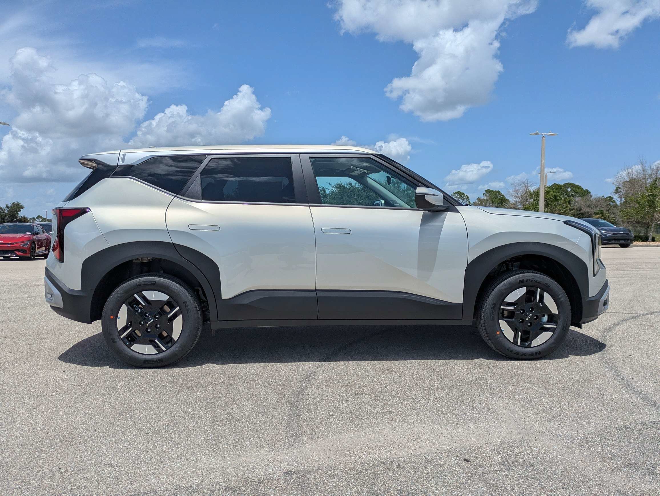 New 2027 Ivory Silver Kia LX image 4