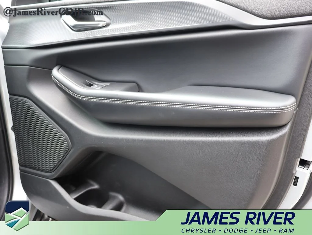 Used 2024 Silver Jeep Altitude image 8
