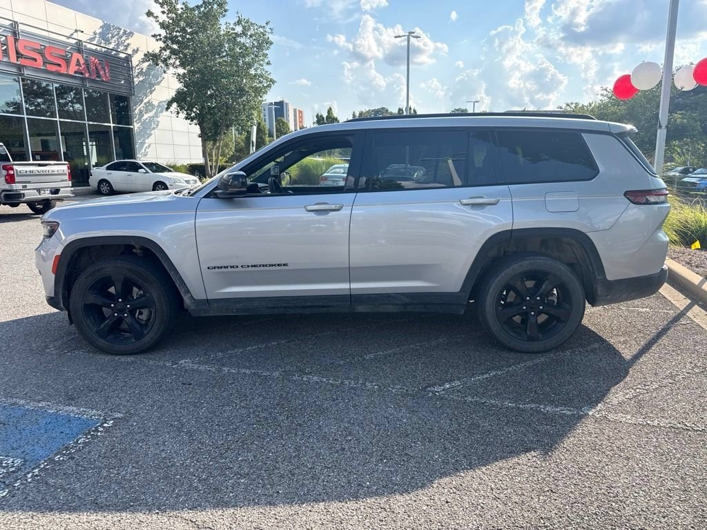 Used 2023 Silver Jeep Altitude image 5