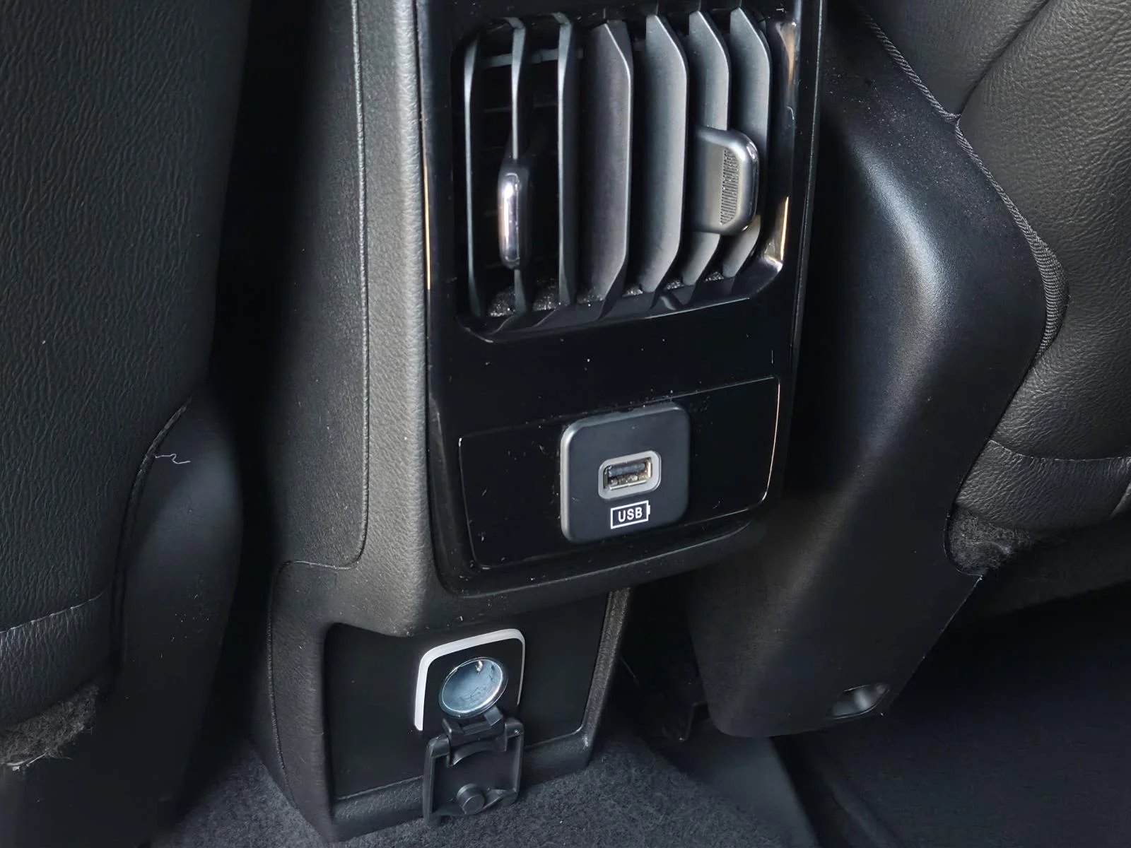 Used 2025 White/off-white Jeep Latitude 4x4 image 30