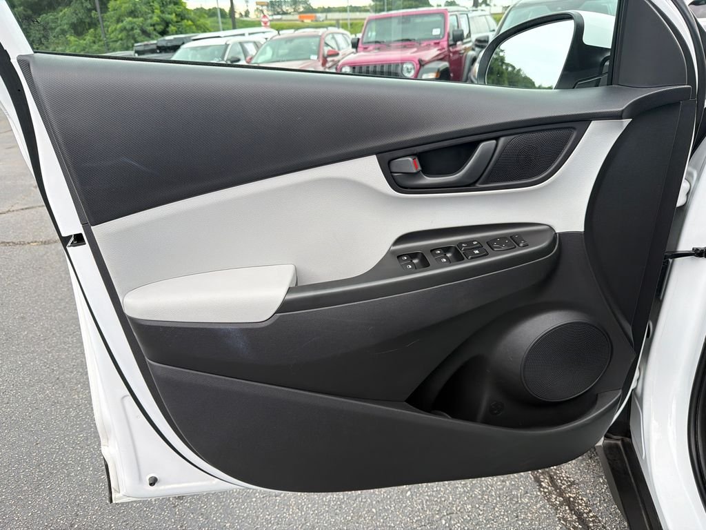 Used 2023 White Hyundai SEL image 10