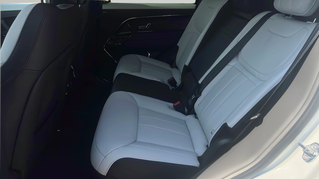 New 2026 Fuji White LAND ROVER Dynamic SE image 15