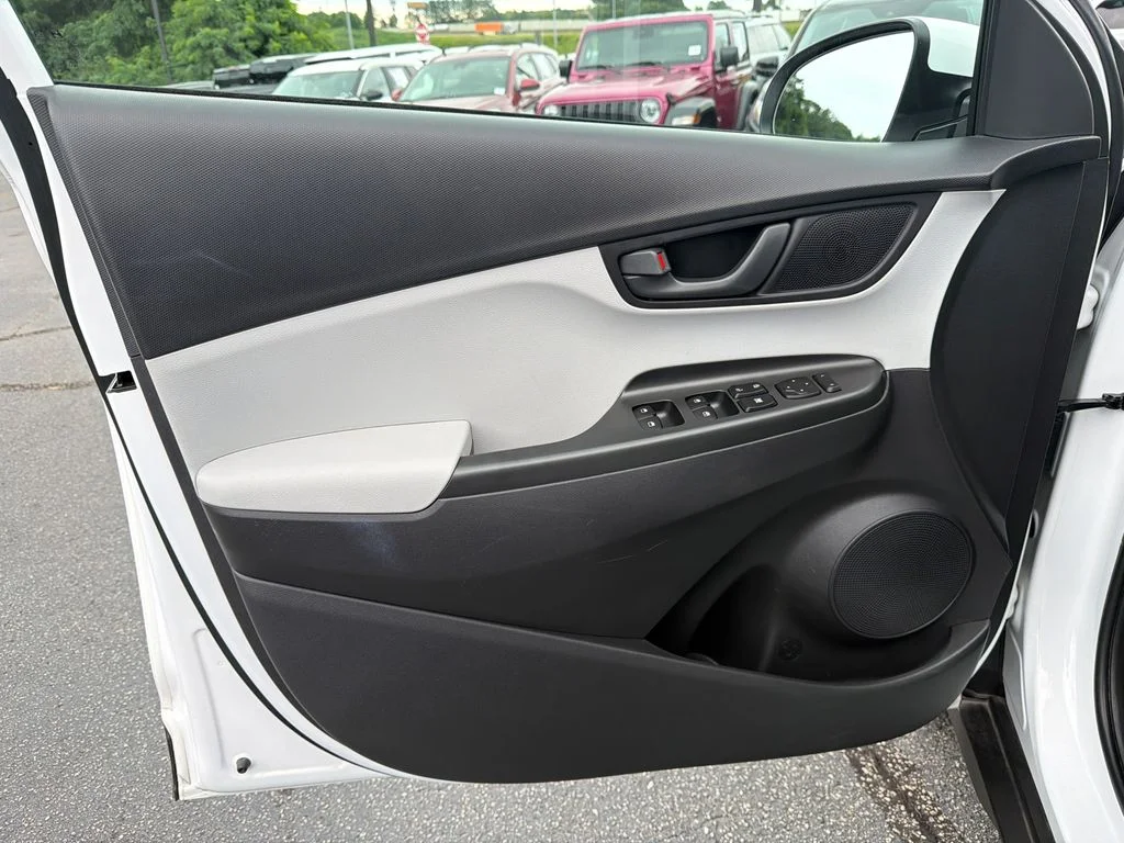 Used 2023 White Hyundai SEL image 10