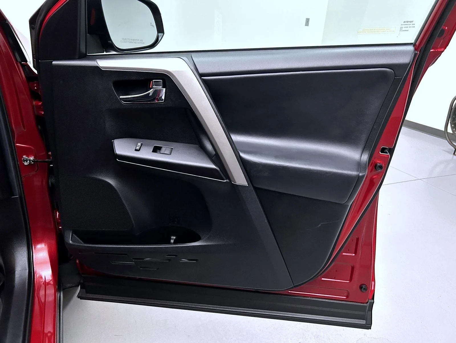 Used 2018 Red Toyota XLE image 16