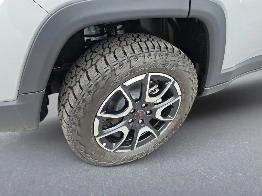 New 2026 Silver Zynith Metallic Clear-Coat Exterior Paint Jeep Trailhawk image 11