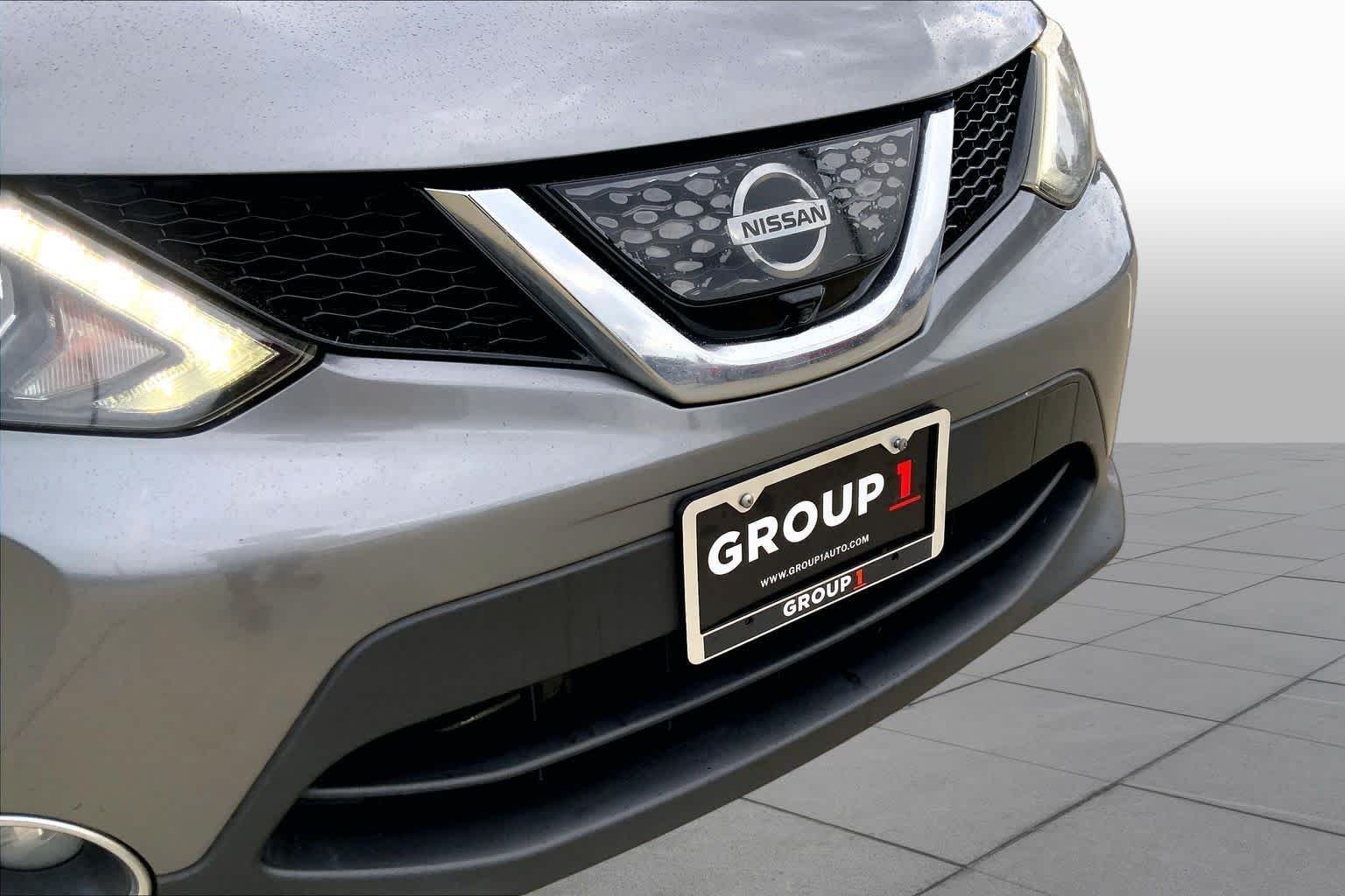 Used 2018 Gun Metallic Nissan SL image 30