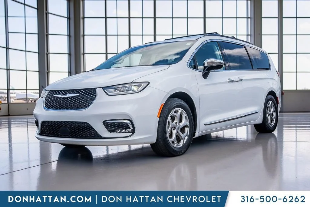 2023 Chrysler Pacifica Limited's photo