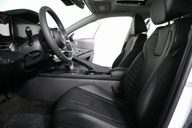 2025 Hyundai Elantra Limited - Photo 16