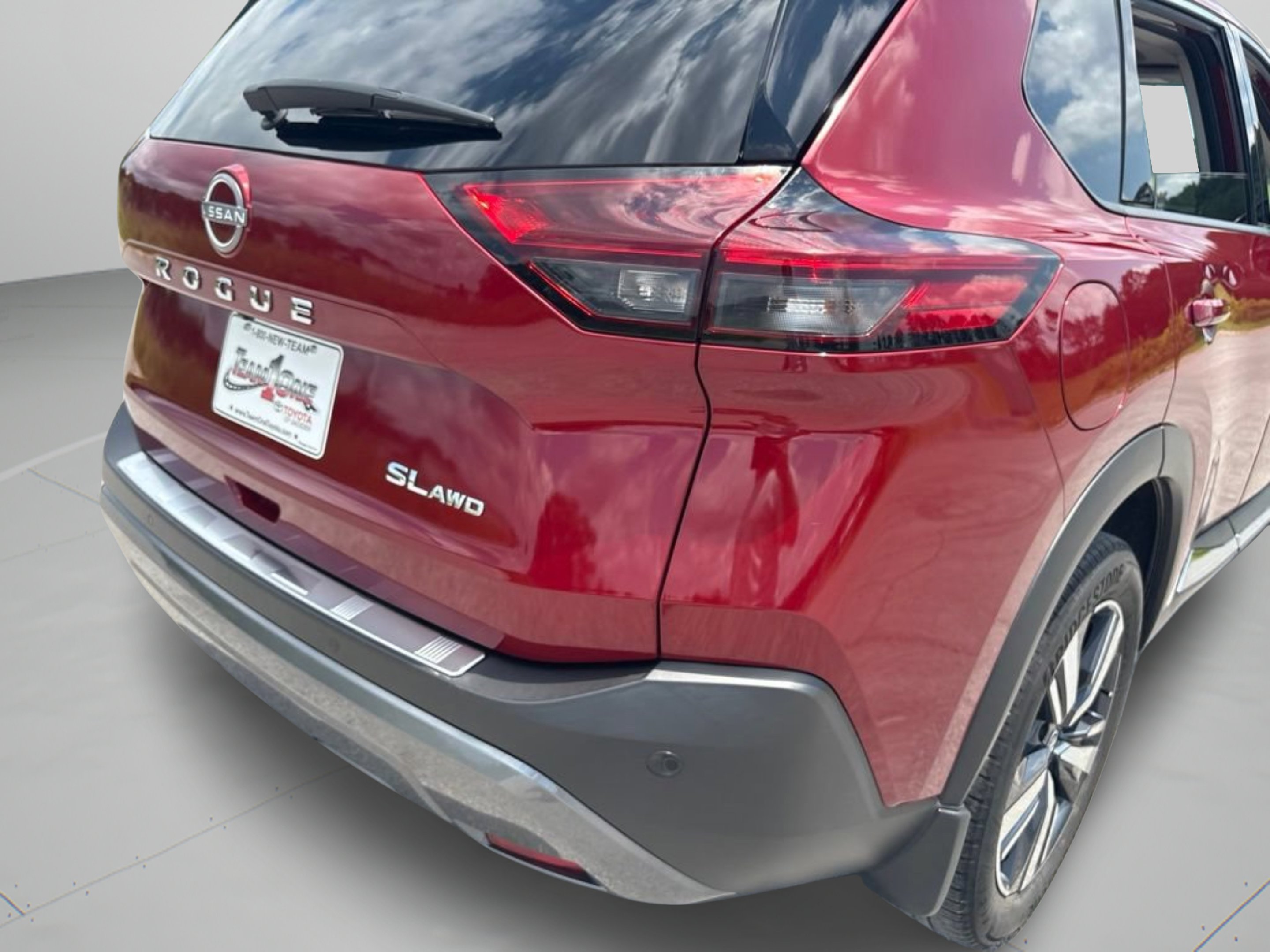 Used 2023 Scarlet Ember Tintcoat Nissan SL image 9