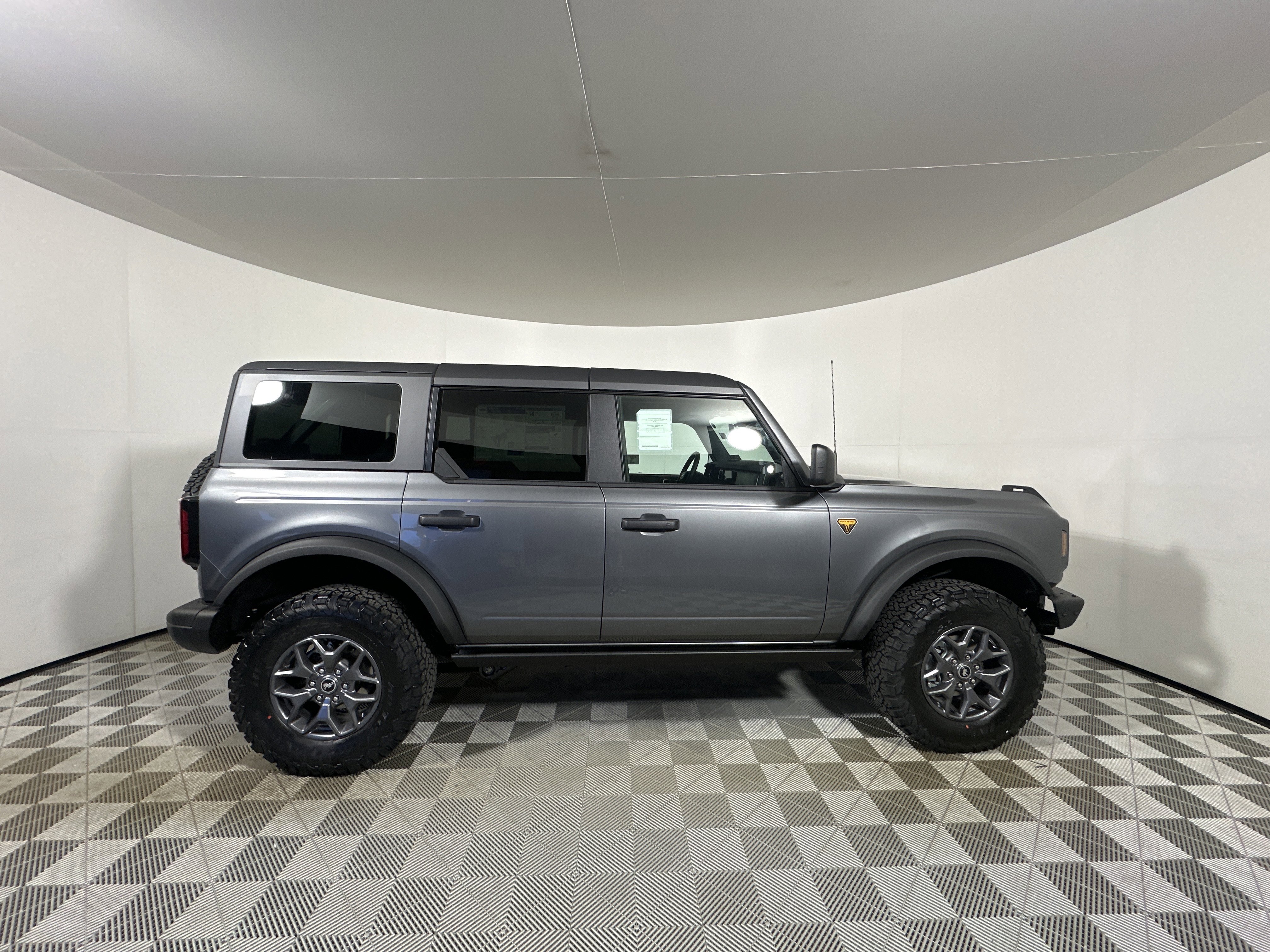 New 2025 CARBONIZED GRAY MET Ford Badlands image 8