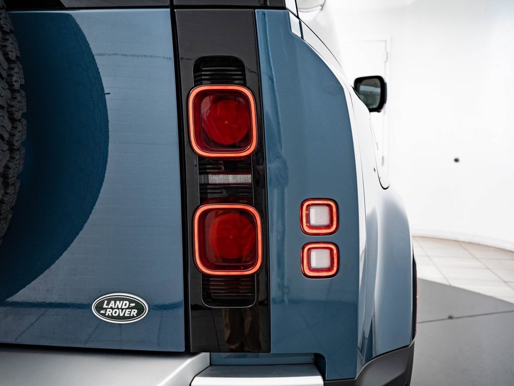Used 2023 Tasman Blue Metallic Land Rover S image 9