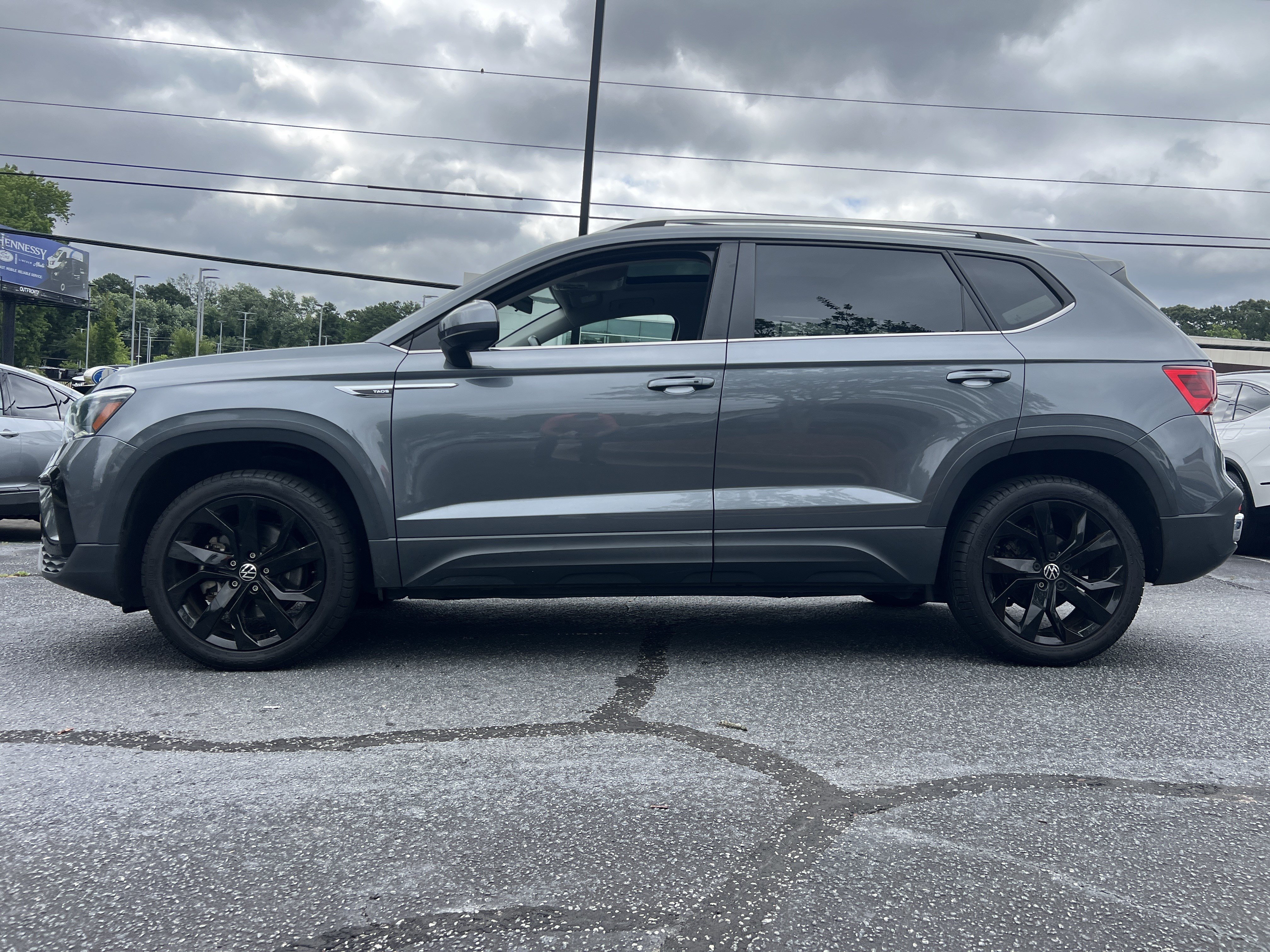 Used 2022 Platinum Gray Metallic Volkswagen SE image 2