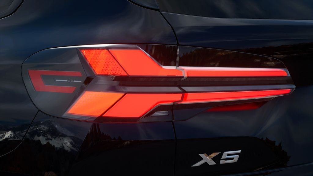 New 2026 Carbon Black Metallic BMW xDrive50e image 35