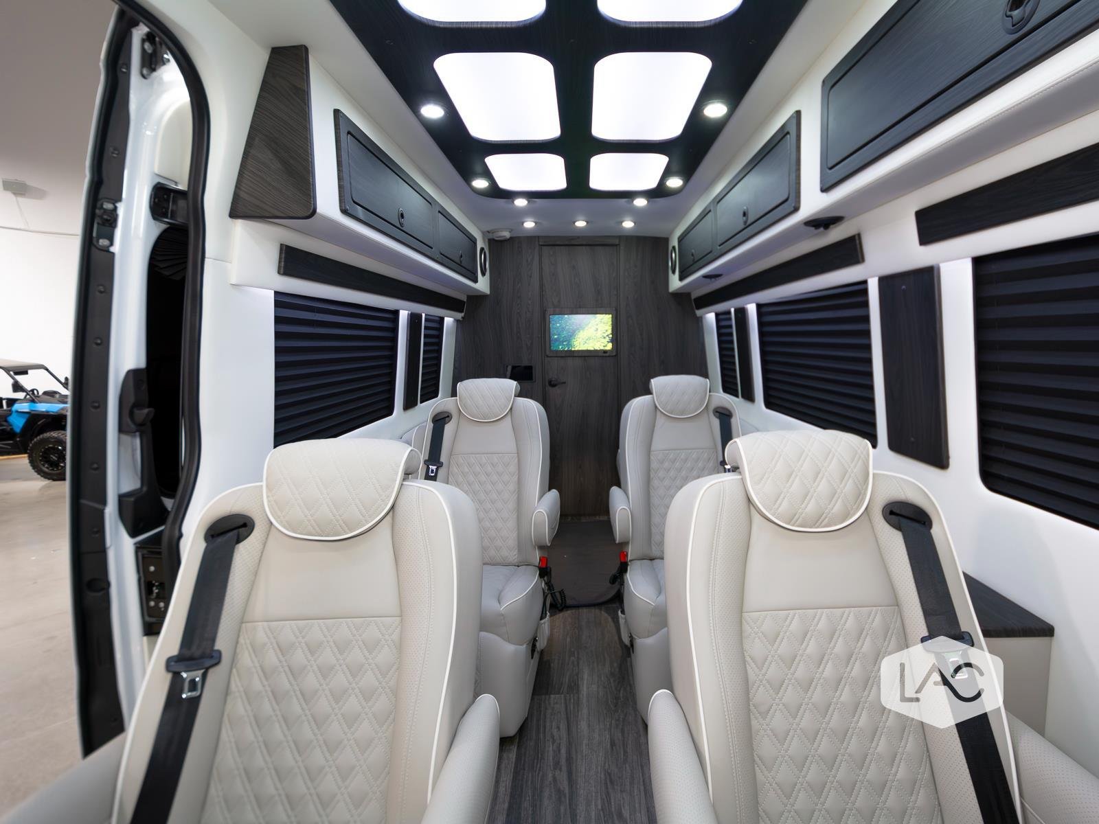 New 2026 Arctic White OGV Luxury Coach AWD (10OBA)10-Pass*ADV Wheel Pkg*PetSafe image 29