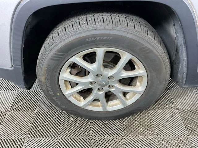 Used 2018 Silver Jeep Latitude image 9