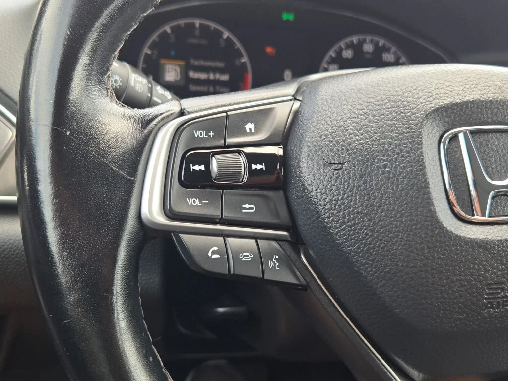 Used 2022 Silver Honda EX-L image 30