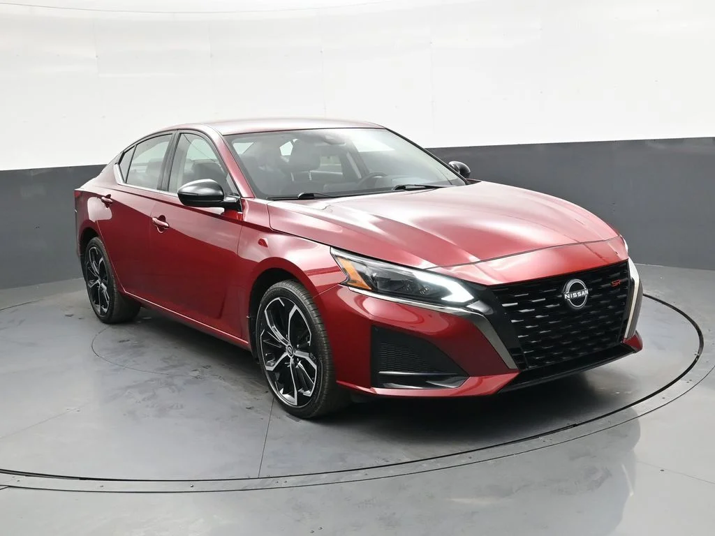 Used 2025 Red Nissan 2.5 SR image 2