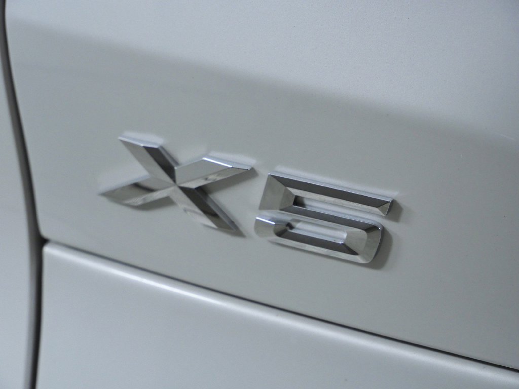New 2026 Mineral White Metallic BMW xDrive50e image 13