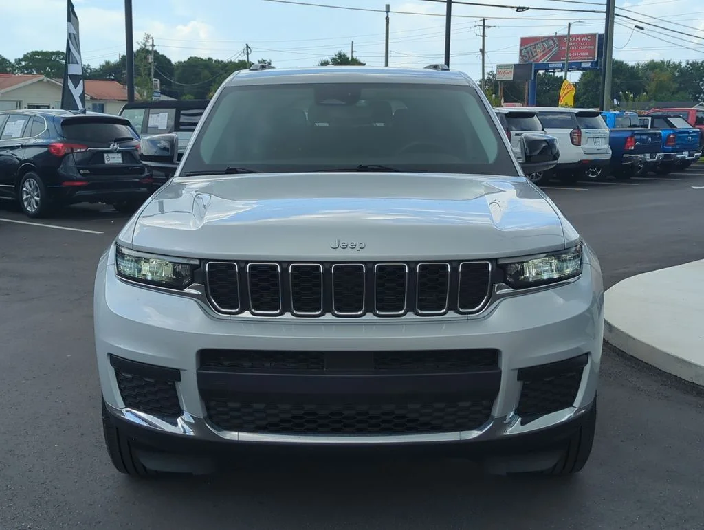 Used 2022 Silver Jeep Laredo image 10