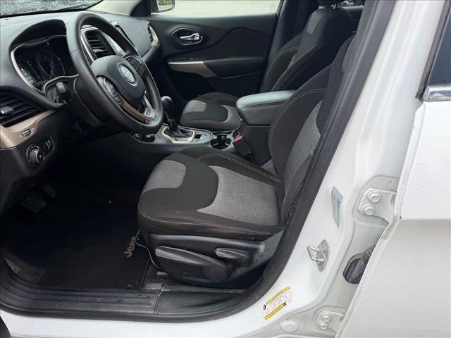 Used 2018 Bright White Clearcoat Jeep Latitude image 9