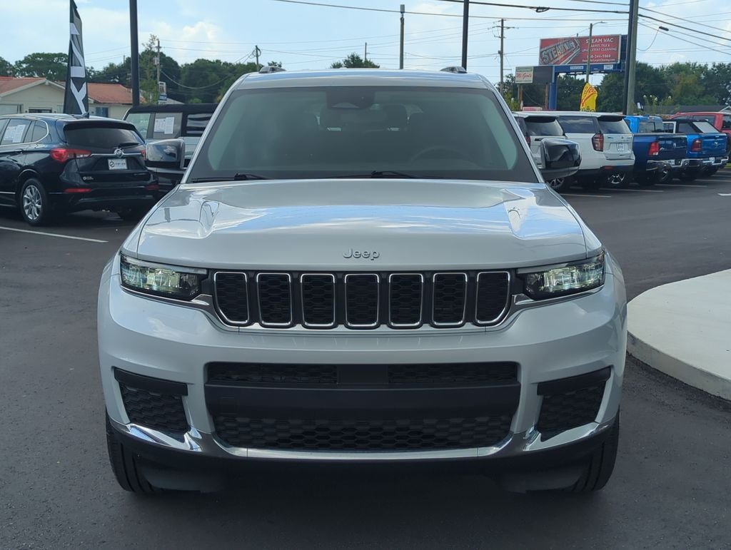 Used 2022 Silver Jeep Laredo image 10