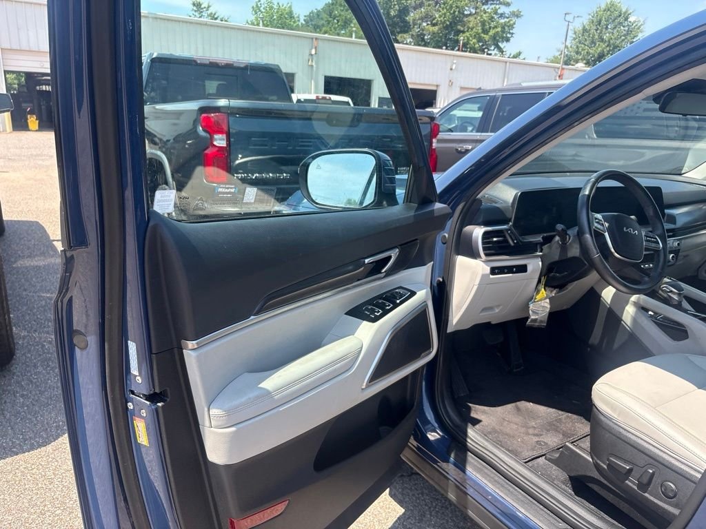 Used 2024 Black Kia S image 19