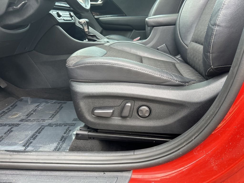 Used 2022 Orange Kia LXS image 17