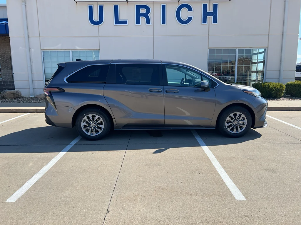 2023 Toyota Sienna LE - Photo 11