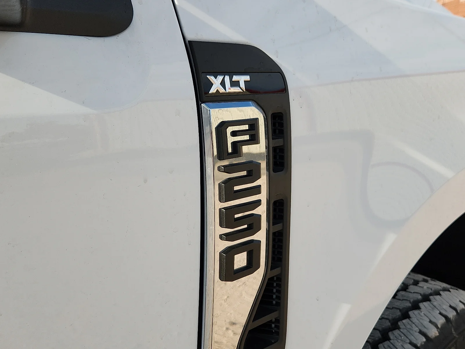 New 2027 Oxford White Ford XLT image 10