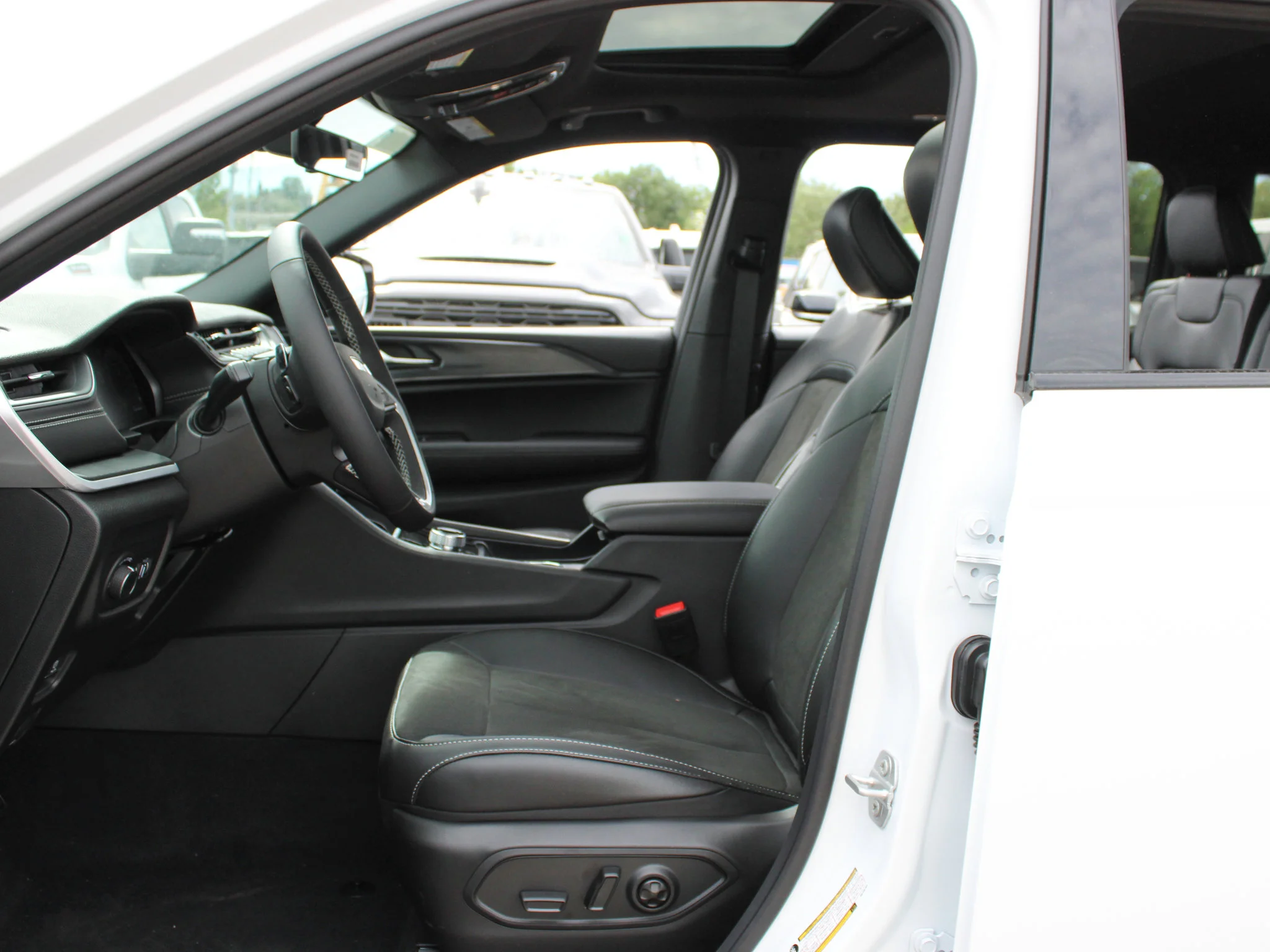 New 2025 White Jeep Altitude* 4x4, Sunroof, Heated Leather, Wireless Charging Pad image 9