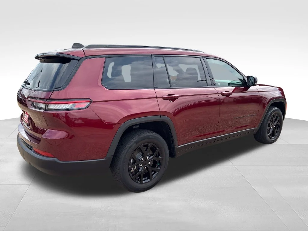 Used 2024 Red Jeep Altitude image 5